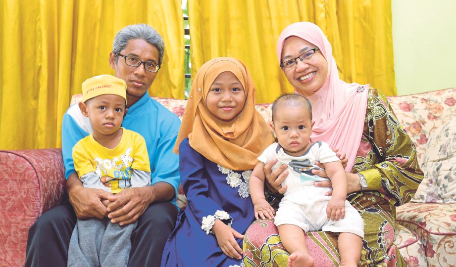 KELUARGA bahagia Istikamah bersama suami, Khatibul Subuki dan tiga anak mereka, Nurul Khatimah, Ilham Habibi serta Abdul Fattah di rumah mereka. 