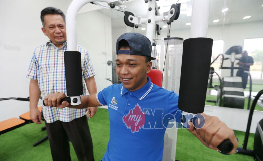 BEKAS Menteri Besar Terengganu, Datuk Seri Ahmad Razif Abd Rahman melihat atlet angkat berat Hafifi Mansor menjalani latihan di GYM Cikgu Razif di Telaga Daing, Seberang Takir, Kuala Nerus. Foto NSTP/IMRAN MAKHZAN.