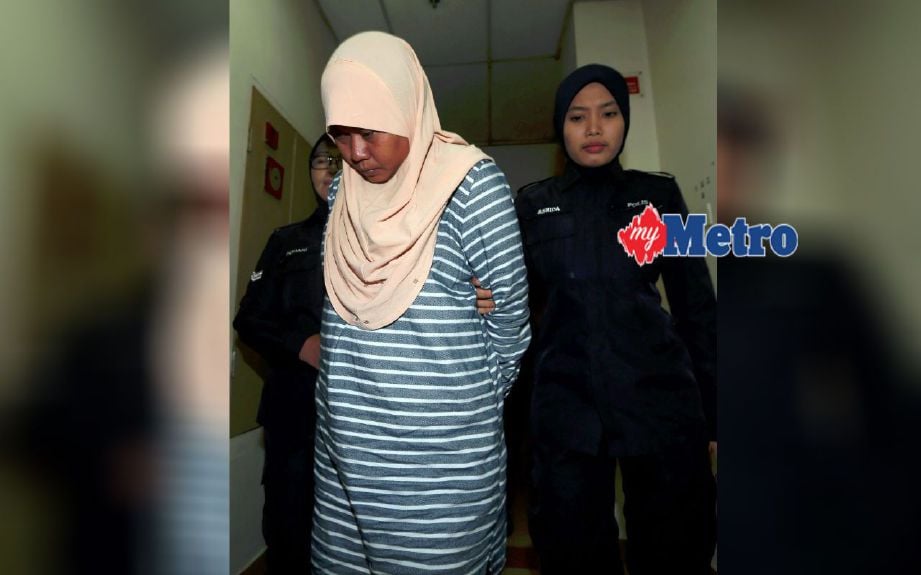 Hafizah diiringi polis ketika dihadapkan ke mahkamah atas lapan tuduhan menipu dalam penawaran RMMJ membabitkan RM41,000 di Mahkamah Majistret Johor Bahru. FOTO  Hairul Anuar Abd Rahim 