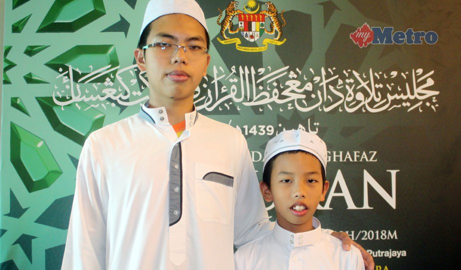  Muhammad Amin bersama adiknya Muhammad Adli yang menyertai hafazan MTHQK 2018 di Kompleks Islam Putrajaya. FOTO Nursyahirah Marzuki