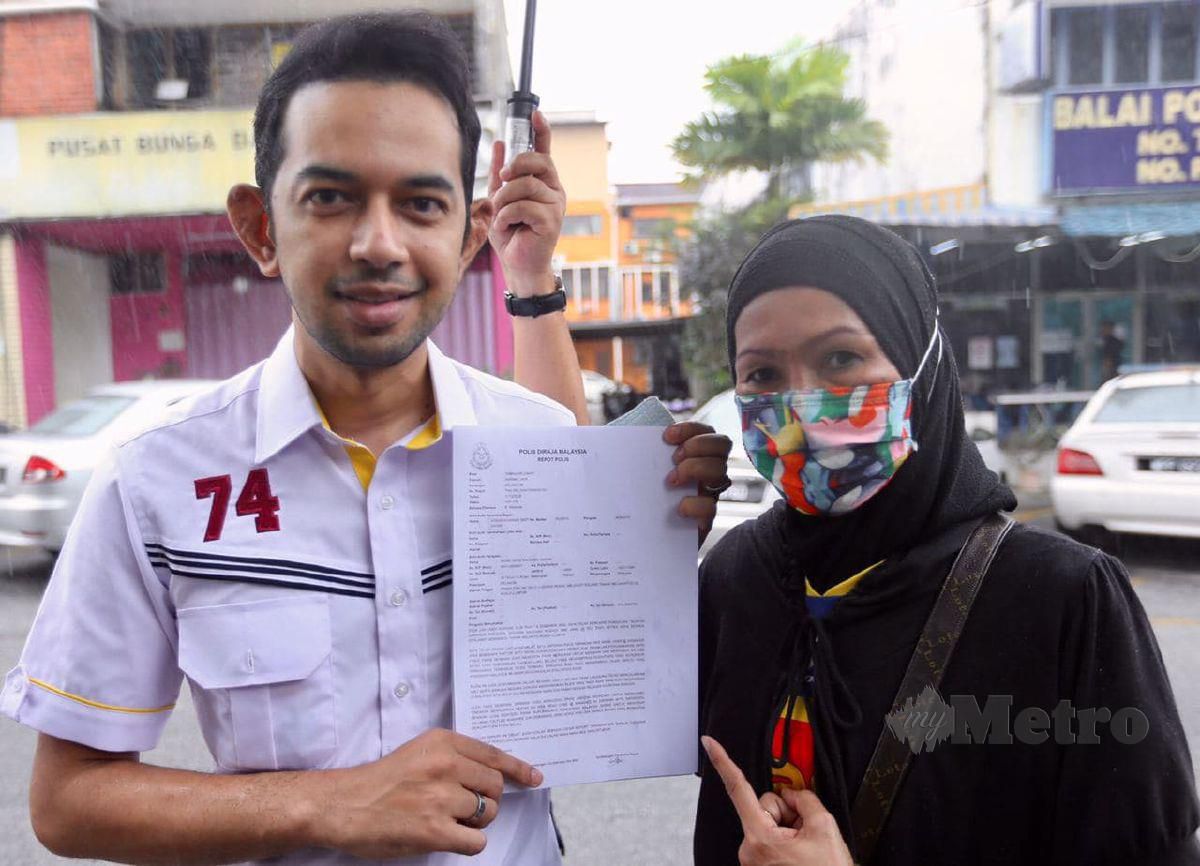 HAFIZ (kiri) menunjukkan laporan Polis yang dibuat mengenai filem Babi arahan Namawee yang boleh mencetuskan isu perkauman di Balai Polis Taman Melawati, Hulu Klang. FOTO FATHIL ASRI.