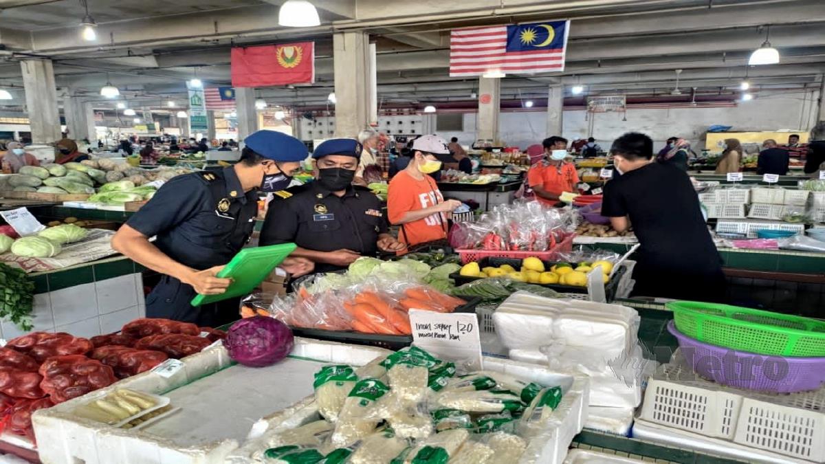 PEGAWAI KPDNHEP Kedah melakukan pemeriksaan dan pemantauan harga sayur di sekitar pasar di negeri ini. FOTO IHSAN KPDNHEP