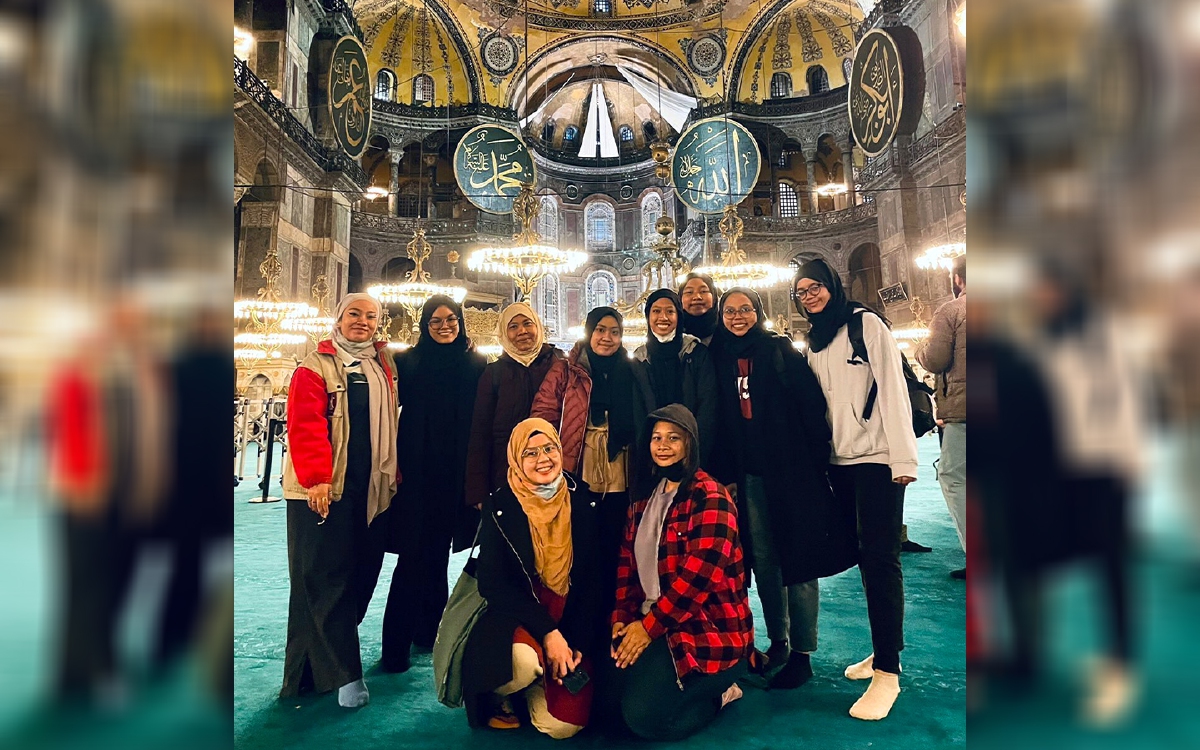 RAKYAT Malaysia yang berada di Turki bergambar di Hagia Sophia selepas solat tarawih. FOTO BERNAMA 