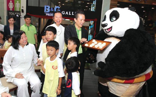 LEE (kanan) dan Master Sim bersama panda dan kanak-kanak dari Rumah Joy. 