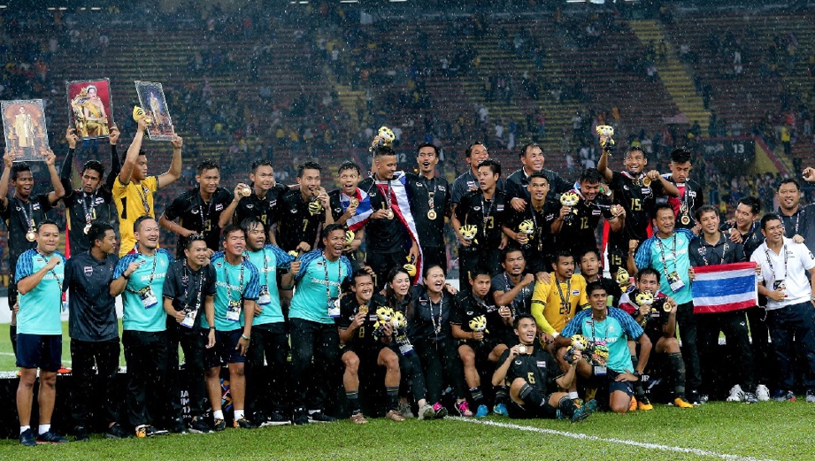 Pasukan Thailand yang meraih pingat emas bola sepak selepas menewaskan Malaysia 0-1 di Stadium Shah Alam, malam tadi. - Foto ASYRAF HAMZAH
