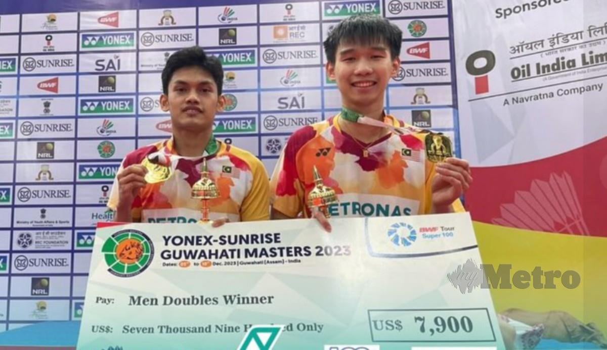 HAIKAL (kiri) dan Hon Jian bersama hadiah dimenangi selepas muncul juara Masters Guwahati, semalam. FOTO FB BAM