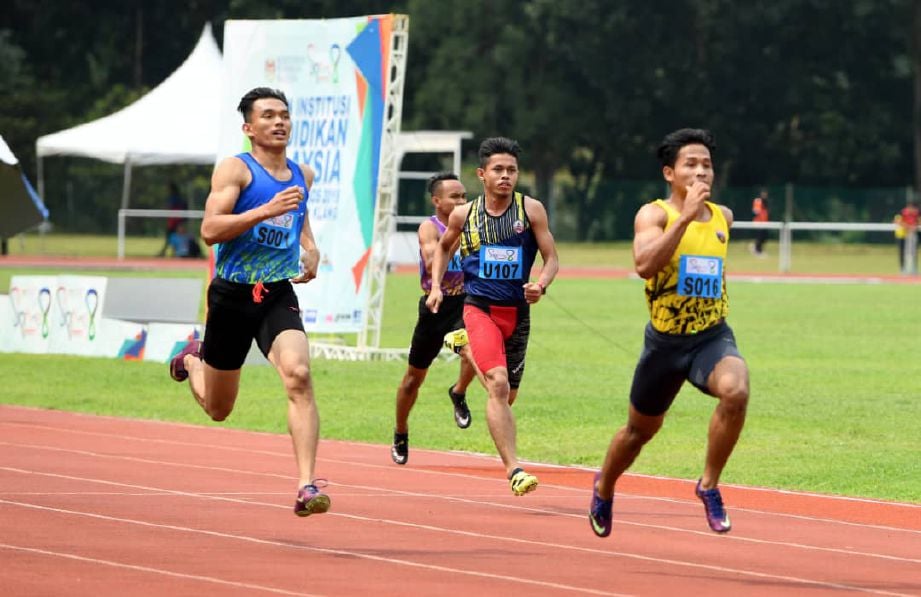 HAIQAL (kanan) muncul pelari terpantas 200m SIPMA di Stadium UKM, Bangi, hari ini. — FOTO SIPMA