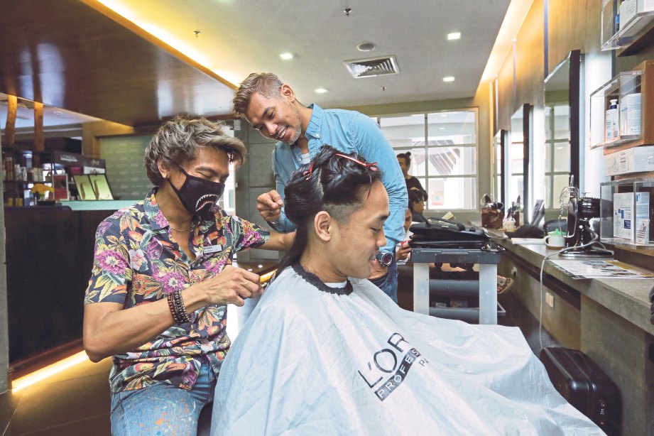 PENDANDAN rambut dalam kalangan lelaki memudahkan mereka memberi idea kepada pelanggan. FOTO Nurul Syazana Rose Razman.