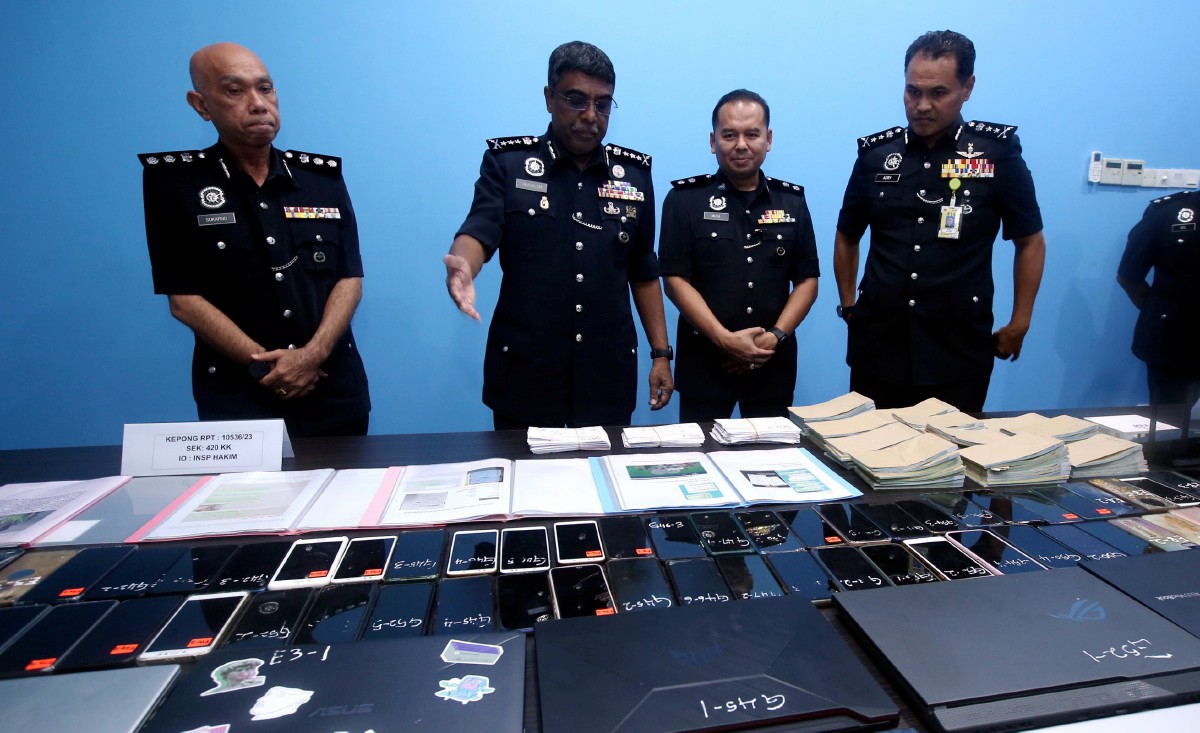 ALLAUDEEN menunjukkan barangan rampasan kes 'Calling Centre' ketika sidang media di Ibu Pejabat Polis Daerah Sentul, Kuala Lumpur. FOTO Hairul Anuar Rahim.