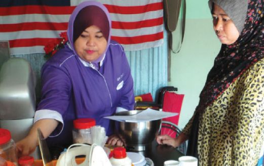 SITI Zarina (kiri) mengadakan kelas memasak ke rumah Kamariah.