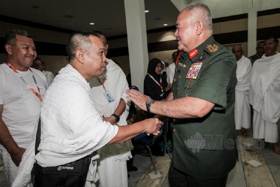 ZULKIFLI beramah mesra bersama jemaah haji ATM pada majlis pelepasan di Masjid Khalid Al Walid, hari ini. FOTO Hafiz Sohaimi.