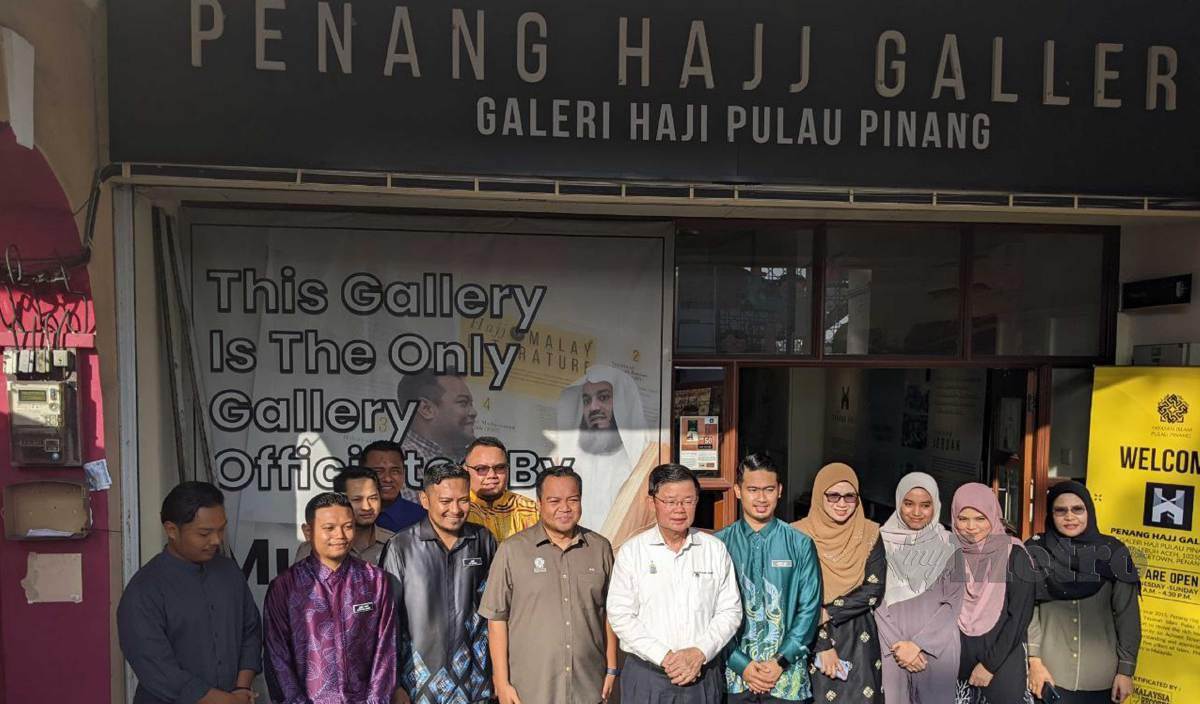 KON Yeow (tengah) bersama kakitangan YIPP di hadapan Galeri Haji Pulau Pinang. FOTO Zuhainy Zulkiffli