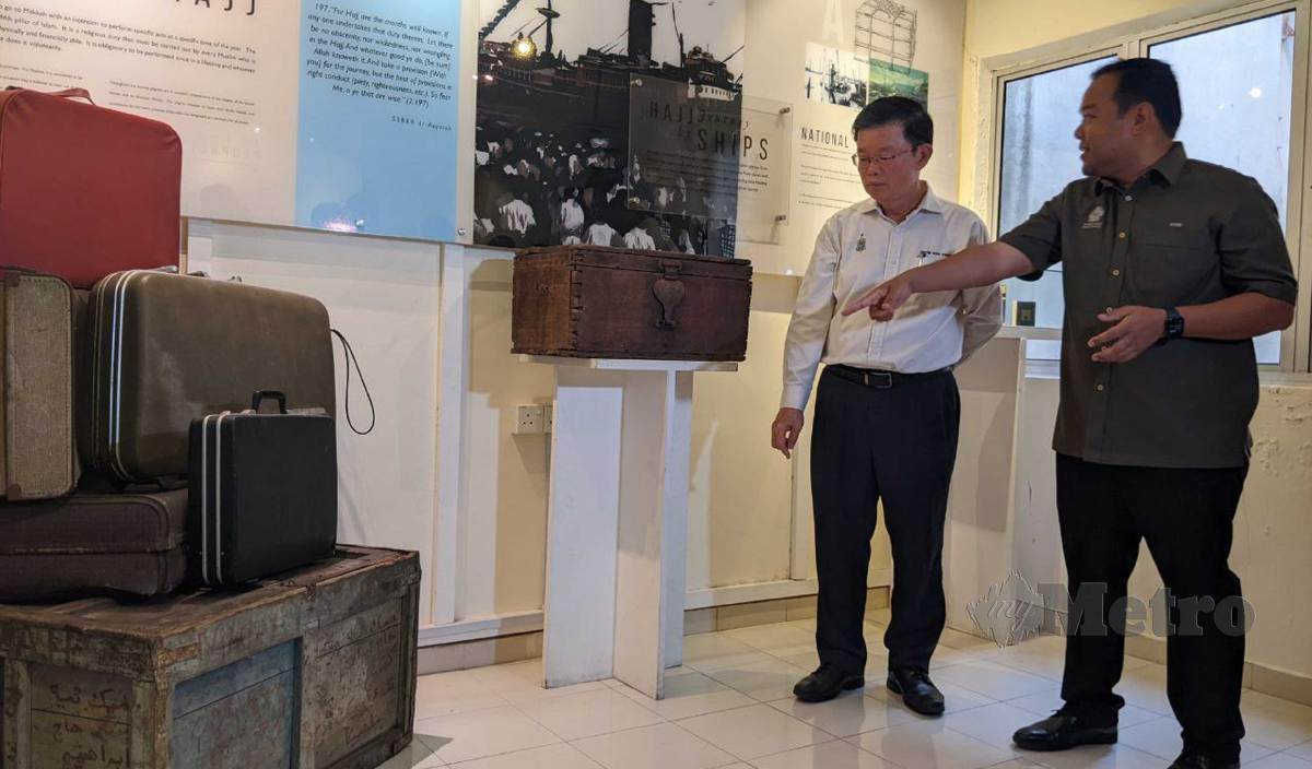 MOHD Fitri (kanan) memberi penerangan kepada Kon Yeow mengenai Galeri Haji Pulau Pinang. FOTO Zuhainy ZulkiffliFOTO Zuhainy Zulkiffli