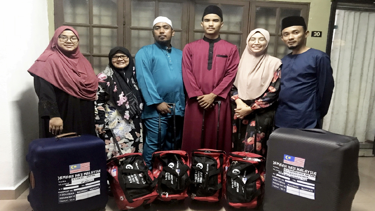 SITI Norsaliana (dua kanan) bersama Muhammad Saffuan, Siti Norkhariah, Muhammad Syahid serta Mohd Zamzuri (kanan) dan Siti Analiza (dua kiri) bergambar bersama sebelum berangkat awal pagi nanti. FOTO BERNAMA