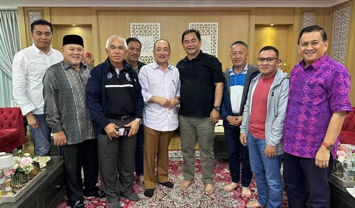 TUJUH Adun Umno Sabah diketuai Yakub Khan menemui Hajiji di kediamannya, malam tadi. FOTO Facebook YB Datuk Arifin Arif