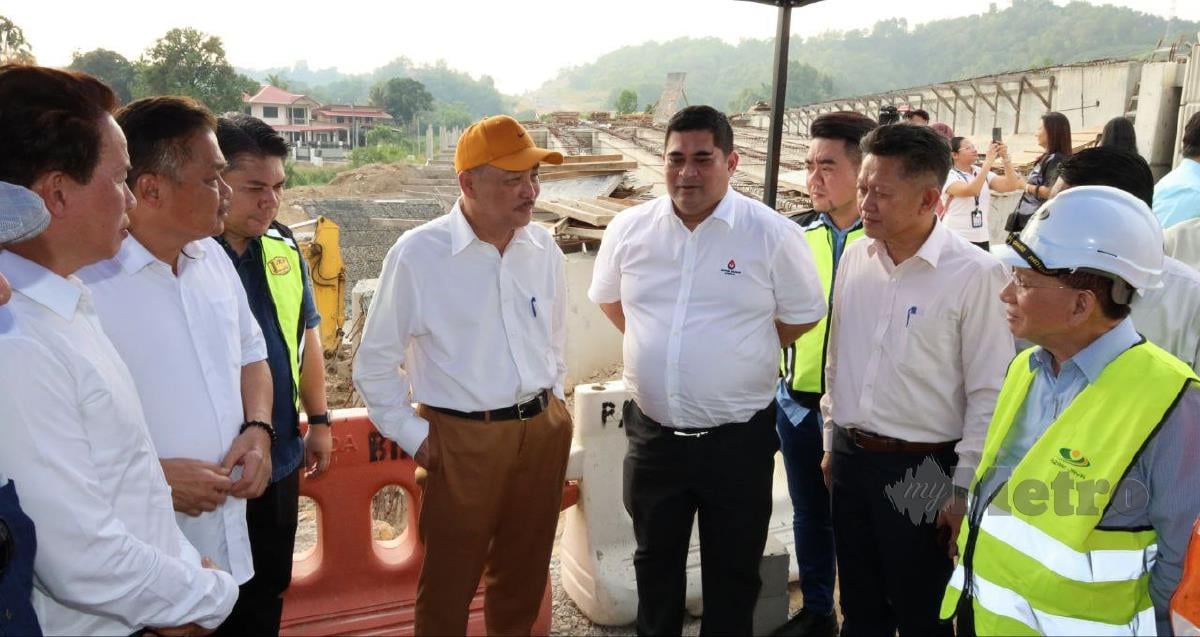 Ketua Menteri Sabah, Datuk Seri Hajiji Noor (tengah) diiringi Shahelmey (empat kanan) mendengar penerangan mengenai perkembangan projek pembinaan pakej enam, Lebuhraya Pan Borneo Sabah di Penampang. FOTO ihsan Jabatan Ketua Menteri Sabah