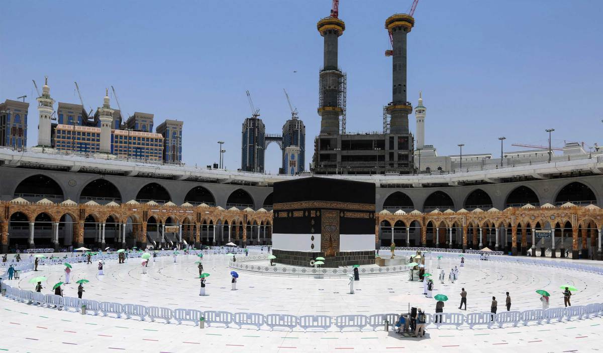KERAJAAN Arab Saudi memutuskan ibadat haji musim 1442H dihadkan untuk warganegaranya dan warganegara lain sedia ada di negara itu serta terbatas kepada 60,000 jemaah sahaja. FOTO AFP