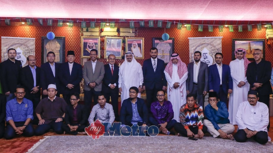MAHMOUD Hussien (berdiri tujuh dari kiri), Ahmad Zaini (berdiri kanan) bersama peserta program Tetamu Penjaga Dua Kota Suci 2018 di Pejabat Atase Agama Kedutaan Arab Saudi di Kuala Lumpur, hari ini. FOTO Luqman Hakim Zubir. 