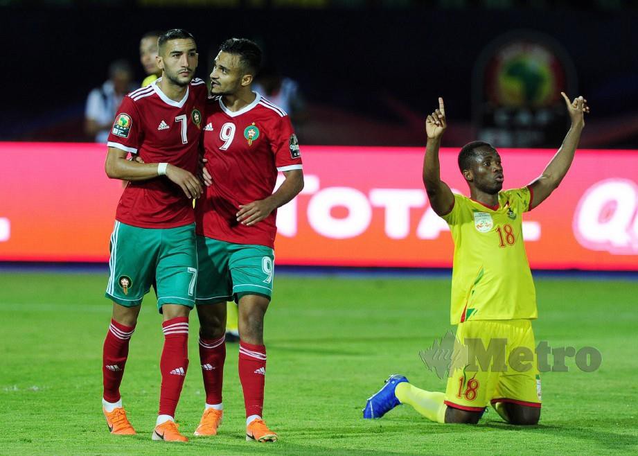 ZIYECH (kiri) ditenangkan rakannya Boufal selepas gagal menyempurnakan sepakan penalti pada masa kecederaan di Stadium Al Salam, Kaherah, awal pagi tadi. — FOTO EPA