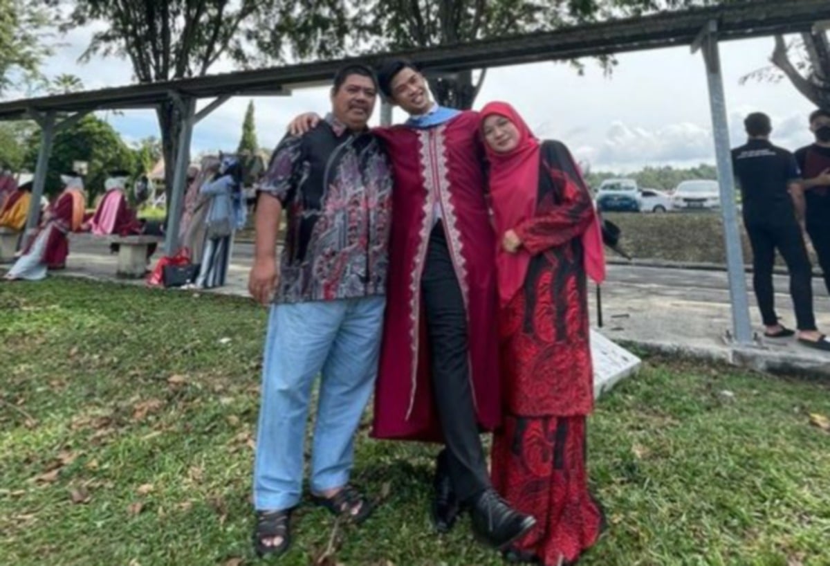 HAKIMI (tengah) ceria bersama kedua ibu bapanya. FOTO Instagram kimyismail