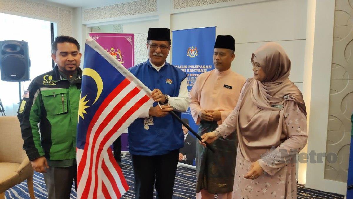 Hakimah (kanan) melancarkan Pelepasan Skuad Musa'adah Keluarga Malaysia Agensi Menteri di Jabatan Perdana Menteri (Hal Ehwal Agama)  bersama MAPIM di sini hari ini. FOTO Samadi Ahmad