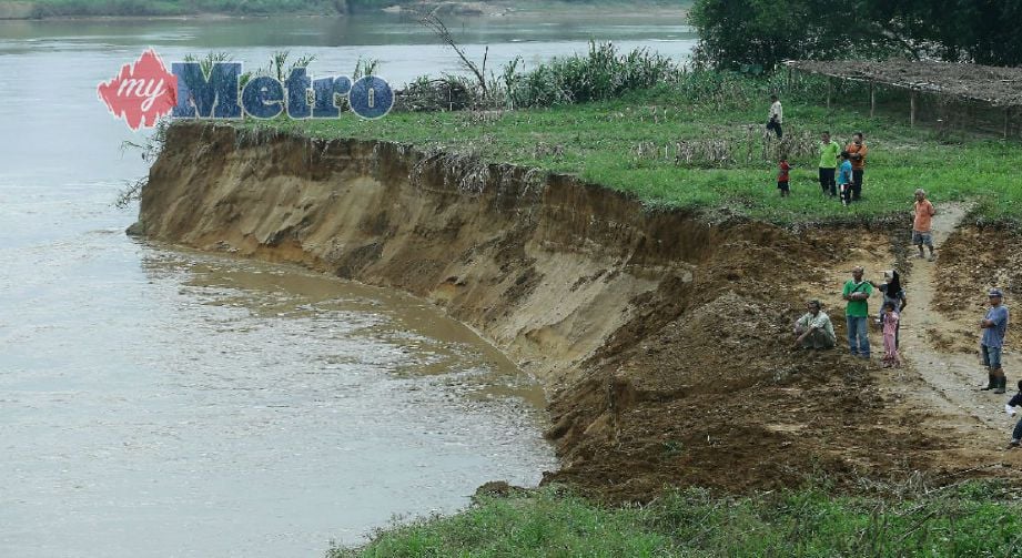 KEADAAN hakisan tebing Sungai Kelantan yang berlaku di Kampung Pasir Parit, Chetok, Pasir Mas. Foto FATHIL ASRI