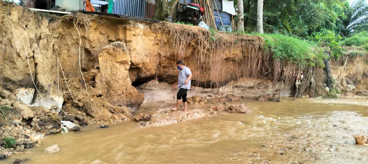 HAKISAN tebing Sungai Bertam Ulu meresahkan penduduk yang meminta tindakan segera diambil pihak berwajib. FOTO Meor Riduwan Meor Ahmad