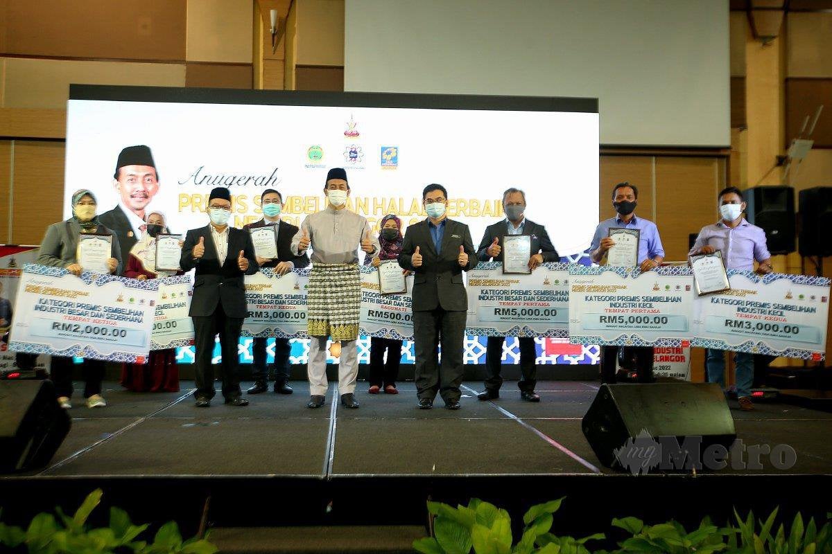 MOHD Zawawi (lima dari kiri) bersama pemenang pada Majlis Anugerah Premis Sembelihan Halal Terbaik Negeri Selangor 2022 di Shah Alam, hari ini. FOTO FAIZ ANUAR