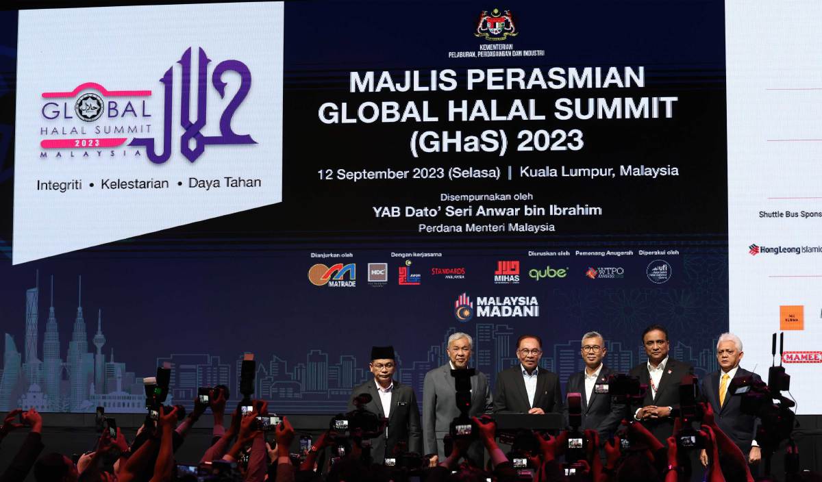 DR Mohd Na’im (kiri) pada perasmian Global Halal Summit (GHaS) 2023 di Pusat Pameran dan Dagangan Antarabangsa Malaysia (MITEC). FOTO BERNAMA