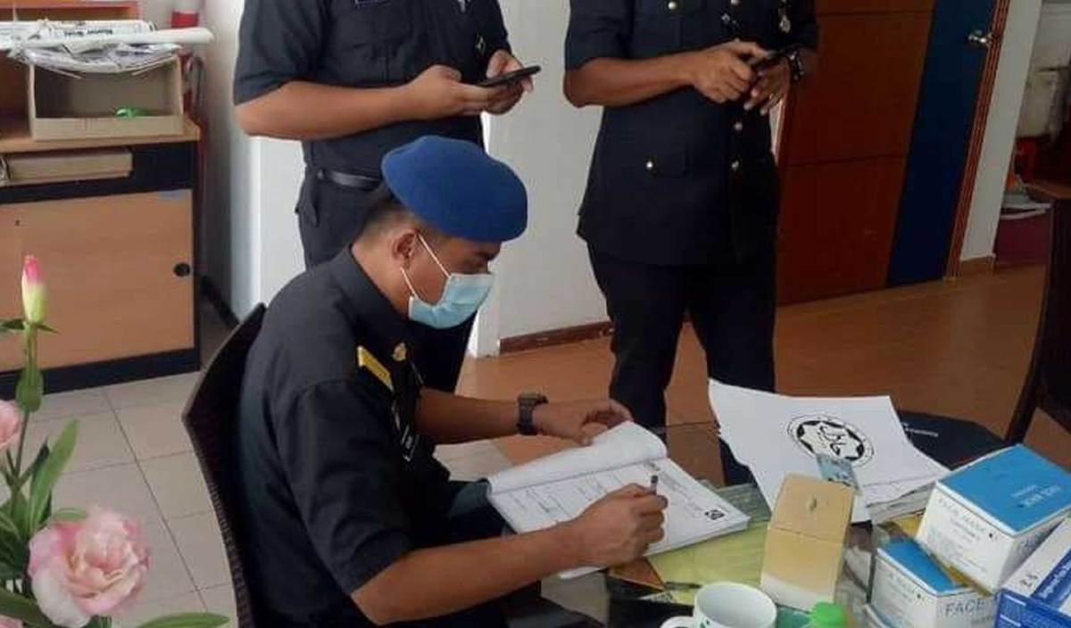 PEGAWAI JHEAINS bersama KPDNHEP Negeri Sembilan menjalankan operasi terhadap cubaan premis yang menyalahgunakan kebenaran penggunaan sijil dan logo halal. FOTO Ihsan JHEAINS