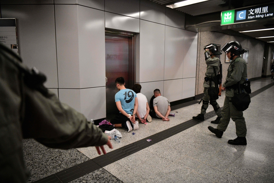 SUSPEk yang ditahan di MTR, Hong Kong. FOTO: Reuters