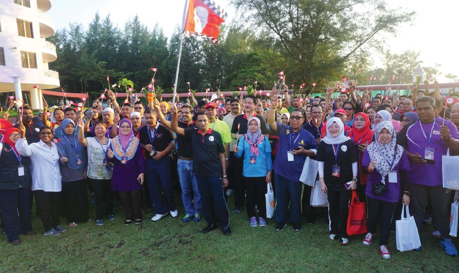 MENTERI Kesihatan Datuk Seri Dr S Subramaniam melepaskan sukarelawan dalam Kempen Melawan Denggi.