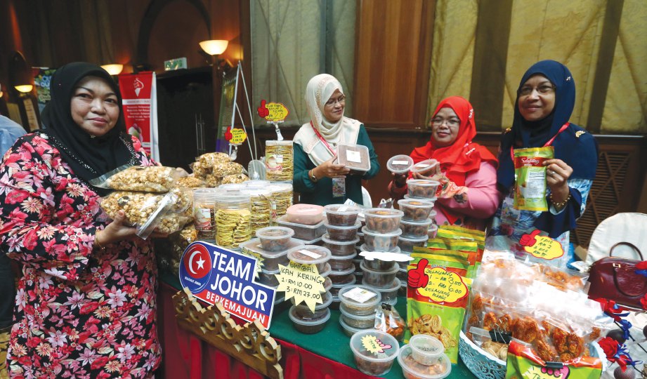 USAHAWAN dari Johor Nur Diana Yusuf (kiri) turut membuka gerai jualan.