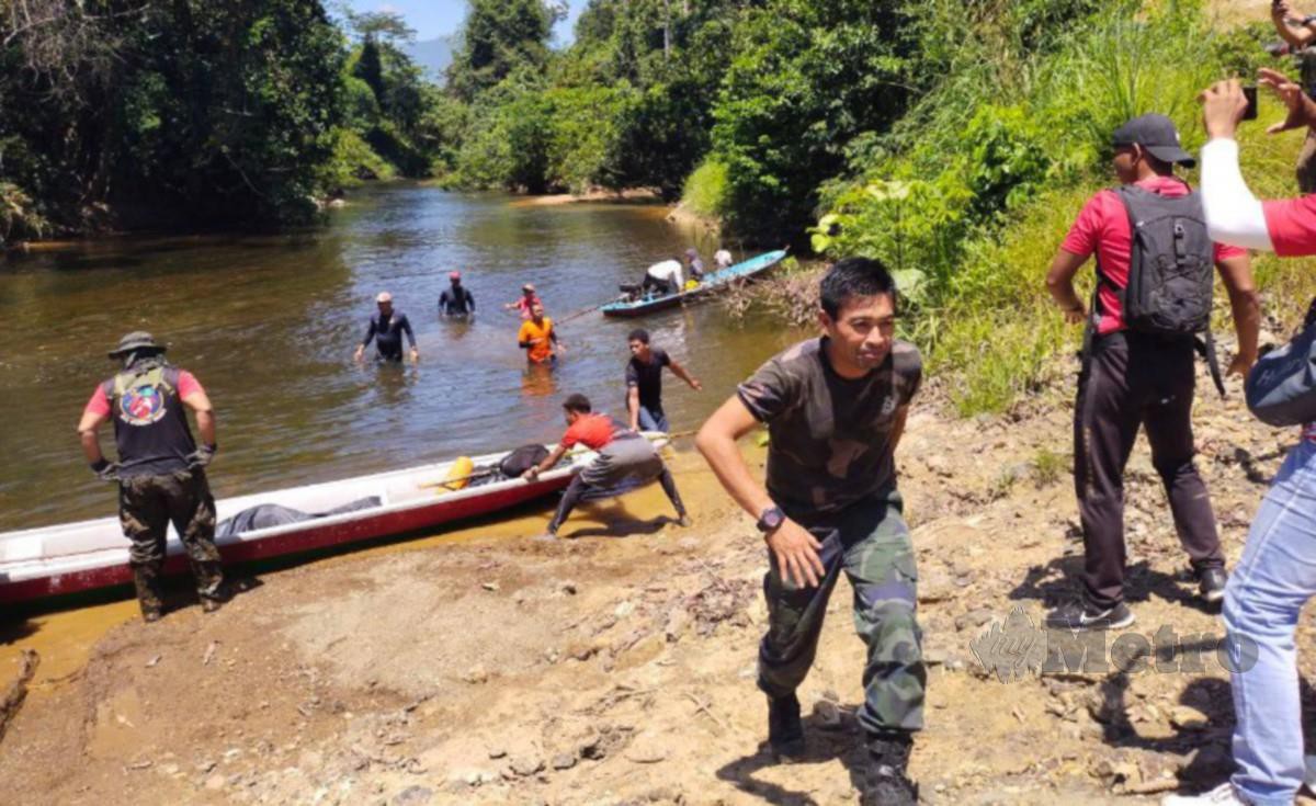 MAYAT Halim dibawa naik di tebing Sungai Aring 5 untuk dibawa ke Hospital Gua Musang. FOTO  Paya Linda Yahya.