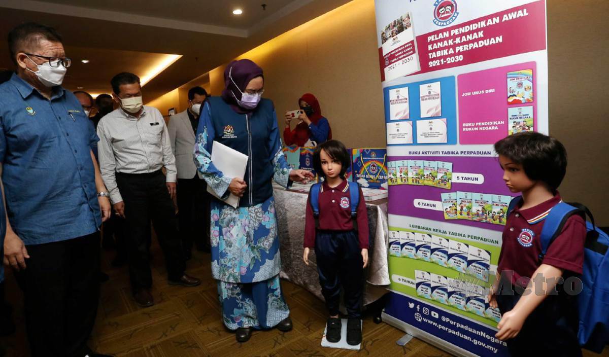 HALIMAH (tiga dari kiri) melawat pameran Tabika Perpaduan pada Majlis Penyampaian Geran KRT Komuniti Sejahtera Keluarga Malaysia Peringkat Negeri Pulau Pinang. FOTO Danial Saad