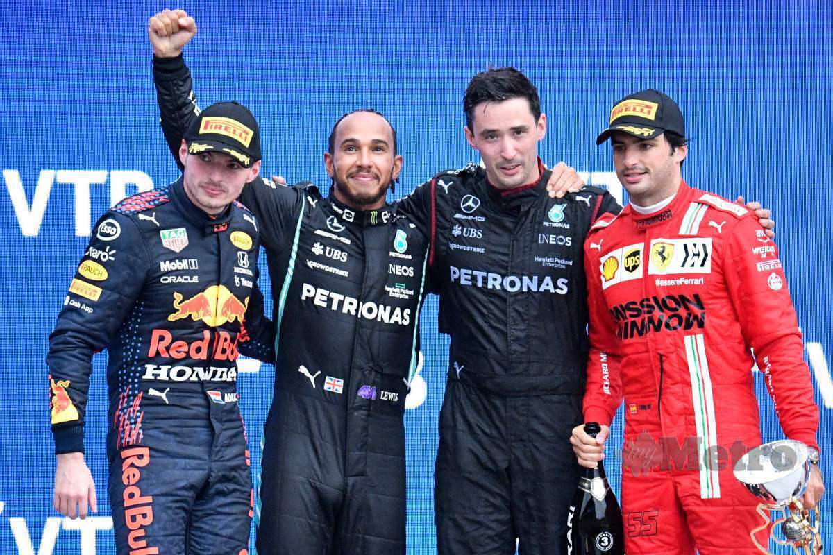 HAMILTON (dua kiri) bersama Verstappen (kiri) ketika menaiki podium di Sochi. FOTO AFP
