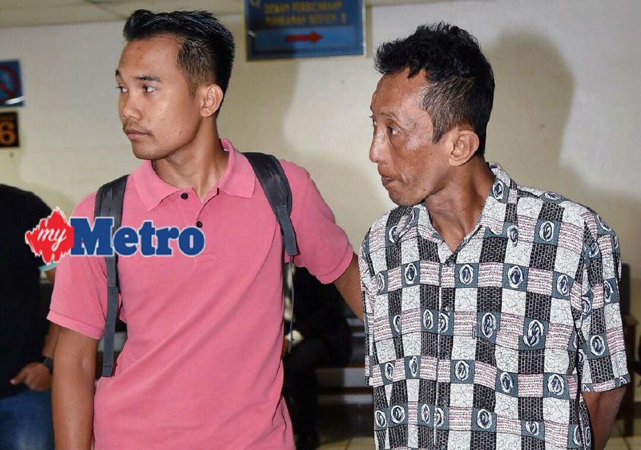 Hamdan (kanan) dijatuhi hukuman penjara lapan bulan dan denda RM3,000 oleh Mahkamah Sesyen Kuala Terengganu kerana menggunakan wang palsu sebanyak RM100. FOTO Syafiq Ambak