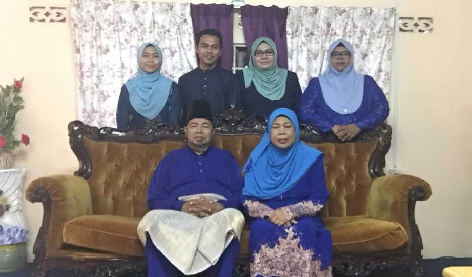 GAMBAR terakhir bekas ADUN Teluk Bahang yang juga bekas Ketua Wanita UMNO Bahagian Balik Pulau, Allahyarham Siti Faridah Arsyad (duduk, kanan), bersama keluarga. FOTO Ihsan keluarga