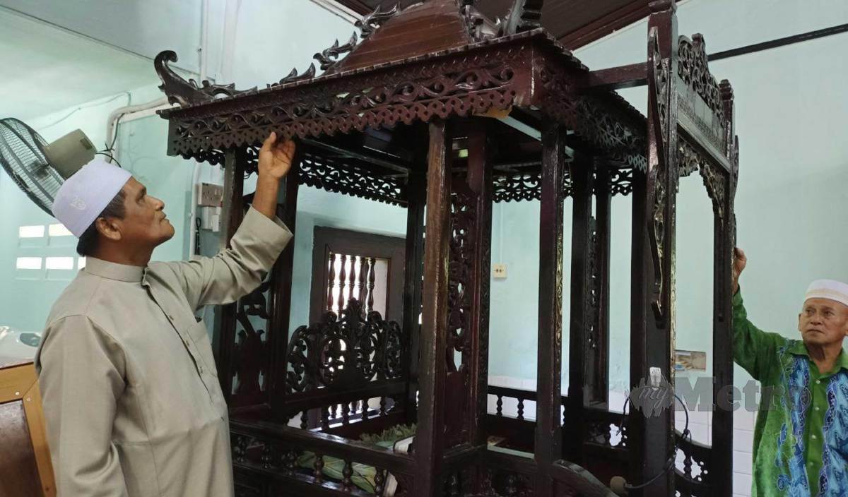 MIMBAR asal Masjid Kampung Bukit Cina. FOTO Nazri Abu Bakar