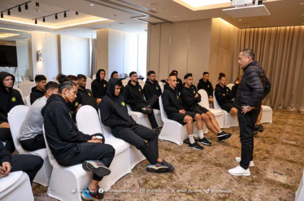 HAMIDIN bersama skuad Harimau Malaya. FOTO FB FAM