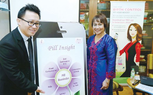 PENGARAH Pemasaran, Polisi dan Komunikasi MSD David Lin bersama Dr Jamiyah melancarkan aplikasi Pill Insight baru-baru ini.