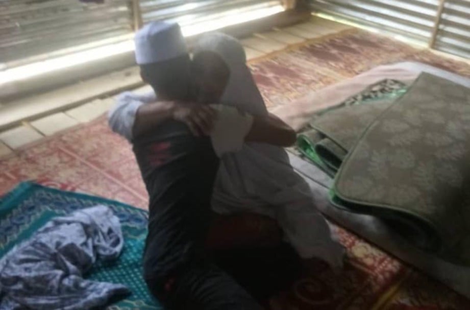 HAMIZA memeluk neneknya, Kalsom Besar sebaik sahaja sampai di rumah selepas dibebaskan daripada tahanan reman di Penjara Marang. FOTO IHSAN WAN NOR FARHAN LIYANA WAN BAHARUDDIN