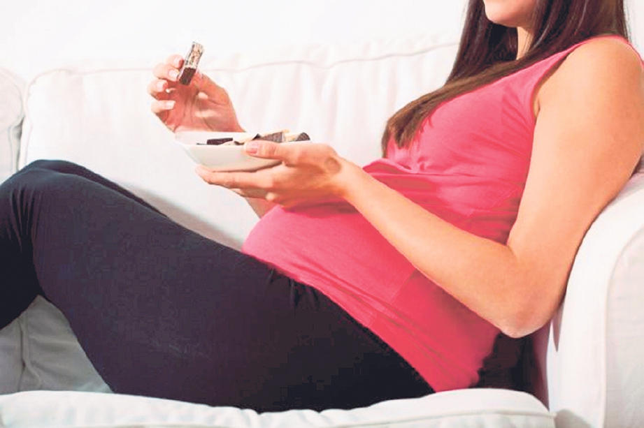 WANITA tidak dapat penjagaan sempurna ketika hamil berisiko 3 kali ganda lahir bayi kurang berat. GAMBAR hiasan
