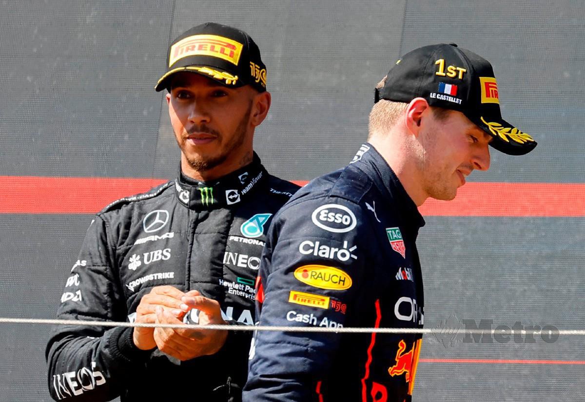 REAKSI Hamilton (kiri) dan Verstappen di pentas podium. FOTO Reuters