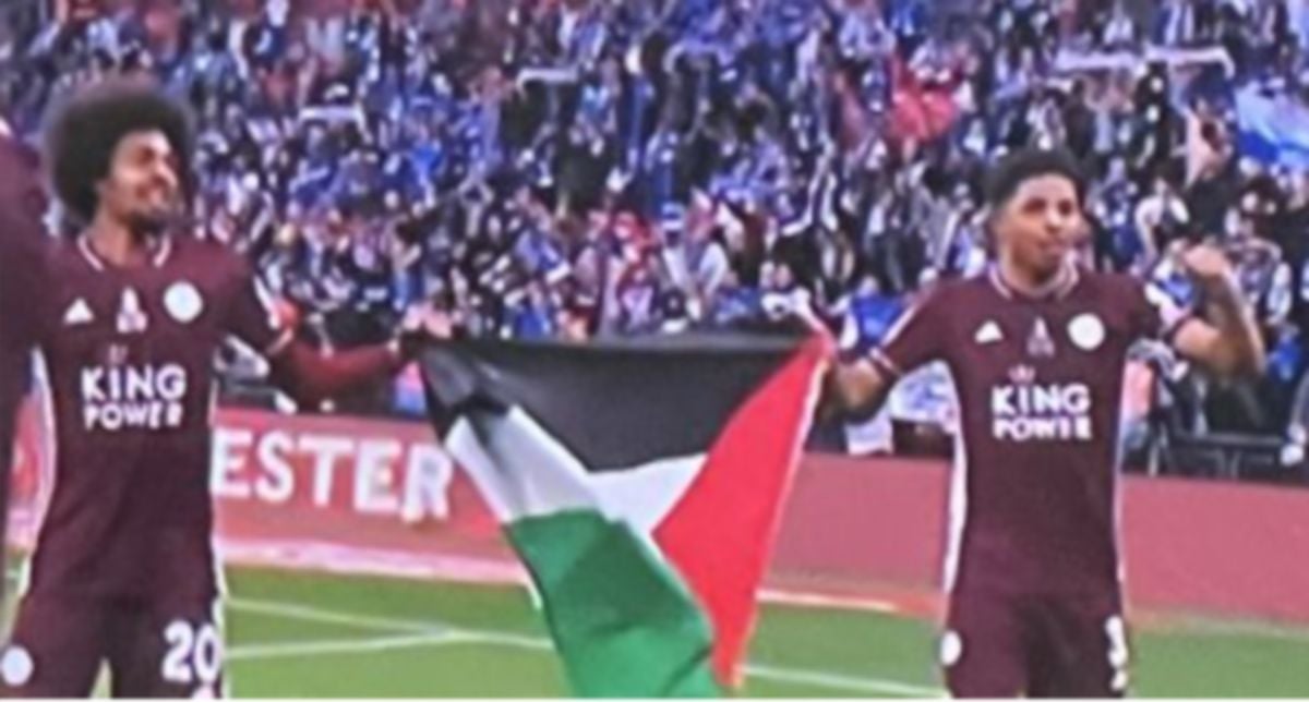 CHOUDHURY dan Fofana mengibar bendera Palestin sebagai tanda sokongan. FOTO Agensi