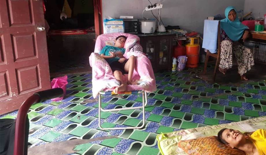UMI Kalsom cekal menjaga adik dan anak perempuannya yang kurang upaya (OKU) serta ibunya yang uzur berusia 80-an di Kuala Juru, Bukit Mertajam. FOTO Ihsan pembaca