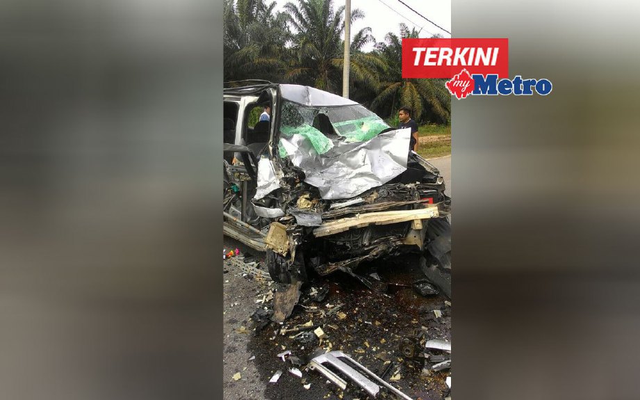 Kemalangan yang mengorbankan tiga orang termasuk dua beranak di Kilometer 2.5 Jalan Air Kuning Selatan-Batang Melaka, dekat Gemencheh, Tampin, hari ini. FOTO ihsan PDRM