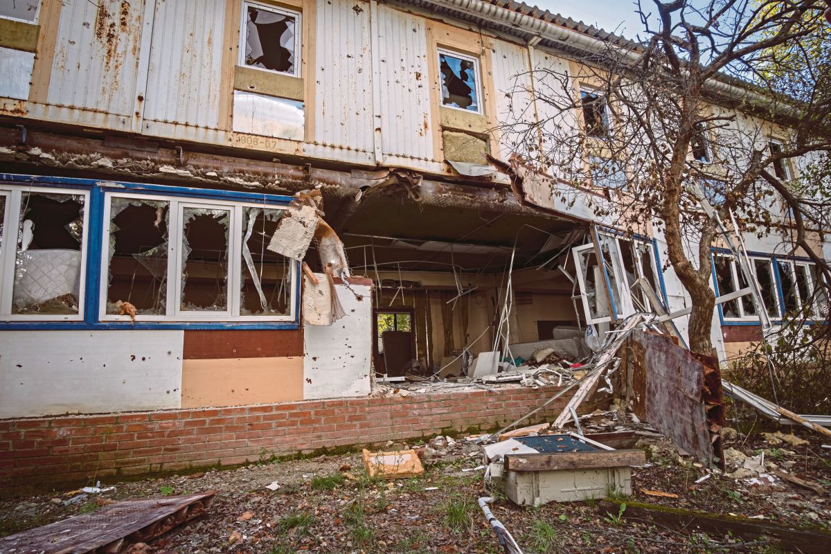 RUMAH penjagaan di Kharkiv Oblast, Ukraine, yang pernah digunakan oleh tentera Rusia sebagai pangkalannya ketika menceroboh wilayah berkenaan. FOTO EPA 