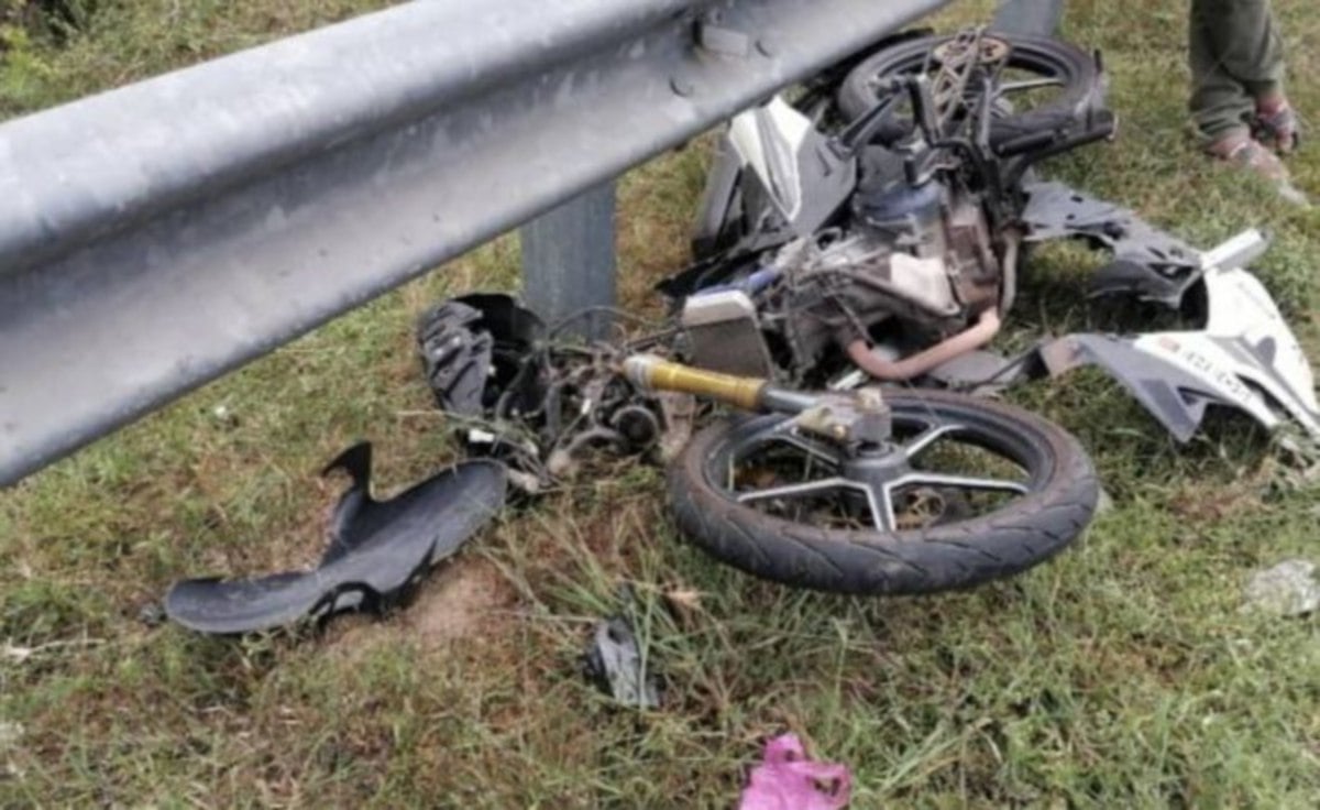 KEADAAN motosikal anggota polis pengiring IPD Jempol dan kepala treler yang terbabit kemalangan di Kilometer 6 Jalan Bahau-Kemayan. FOTO Ihsan Polis