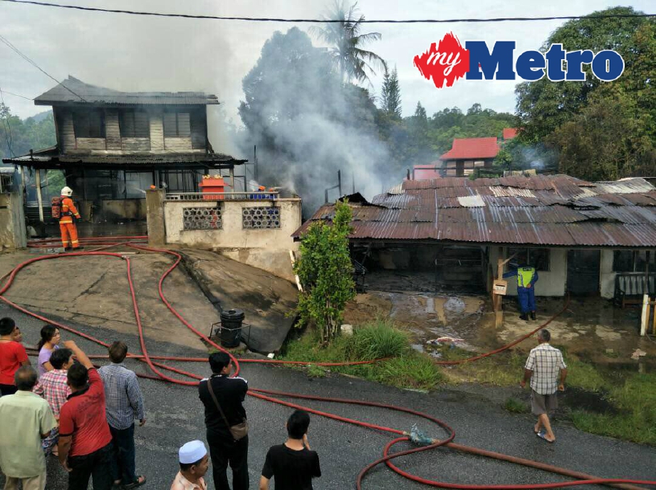 Tiada apa yang mampu diselamatkan berikutan kebakaran dua rumah di Kampung Baru, Gua Musang. FOTO  Ramli Ibrahim